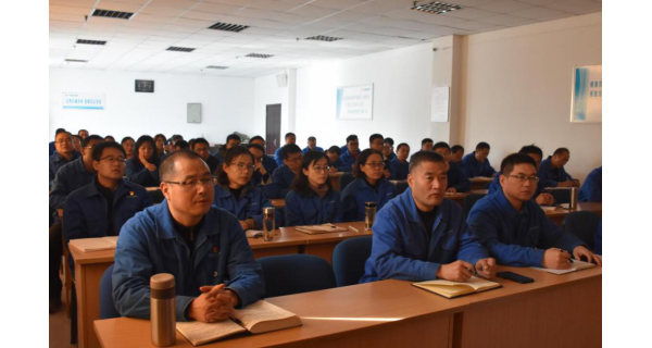 ▌开云体育官方网站新闻 ▌完善知识结构   助力行业深耕 开云体育官方网站公司日前举办纺织工艺知识培训交流讲座