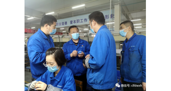 ▌开云体育官方网站新闻 ▌ 走在前 做表率 助生产 保交付 开云体育官方网站新产品生产任务紧，机关支部来帮忙